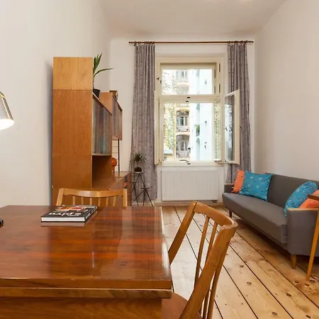 Art Nouveau Meets Mid-century Modern. * Prag