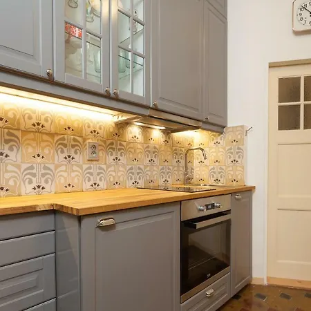 Art Nouveau Meets Mid-century Modern. Daire *