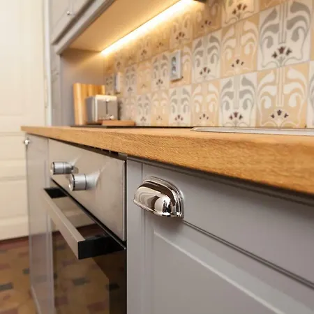 Daire Art Nouveau Meets Mid-century Modern. *