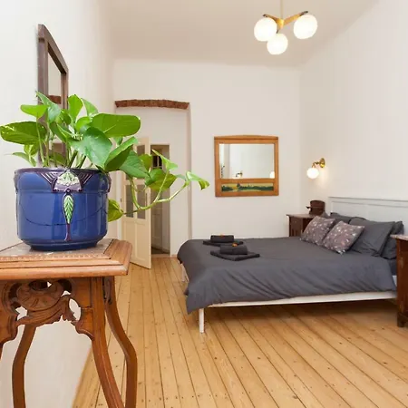 Art Nouveau Meets Mid-century Modern. Daire *